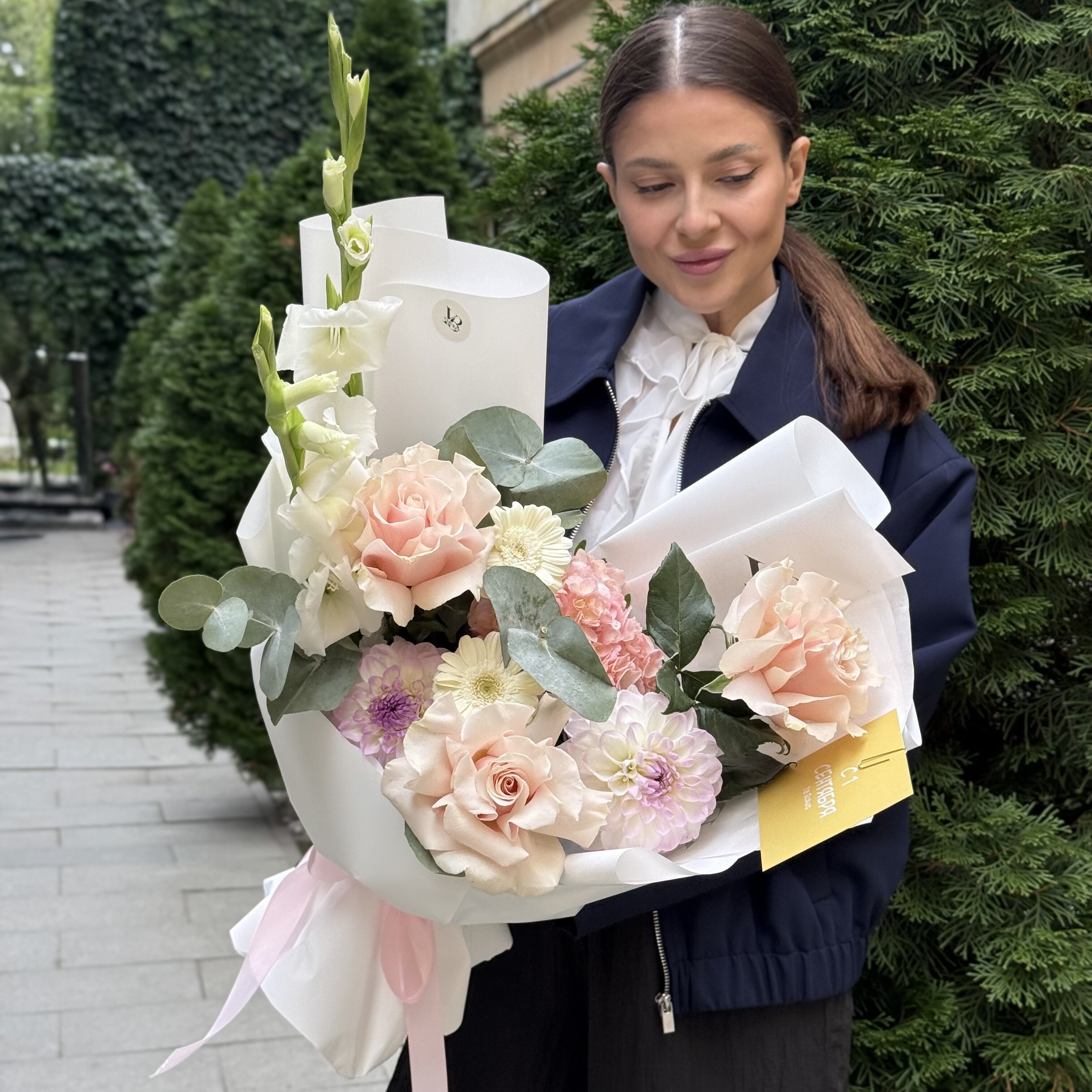 Нежный осенний букет в бело-розовой цветовой гамме.