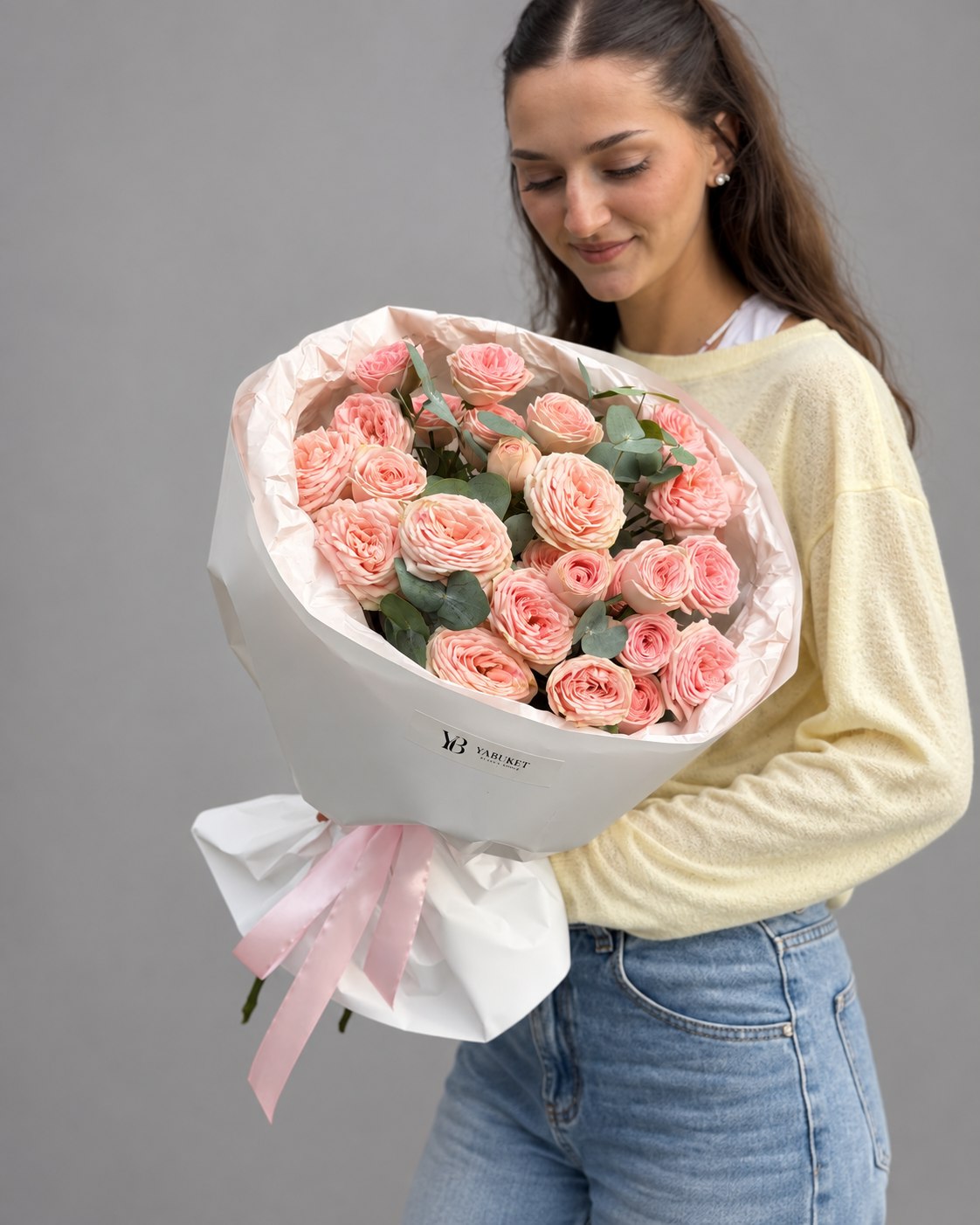Монобукет из нежных кустовых  роз