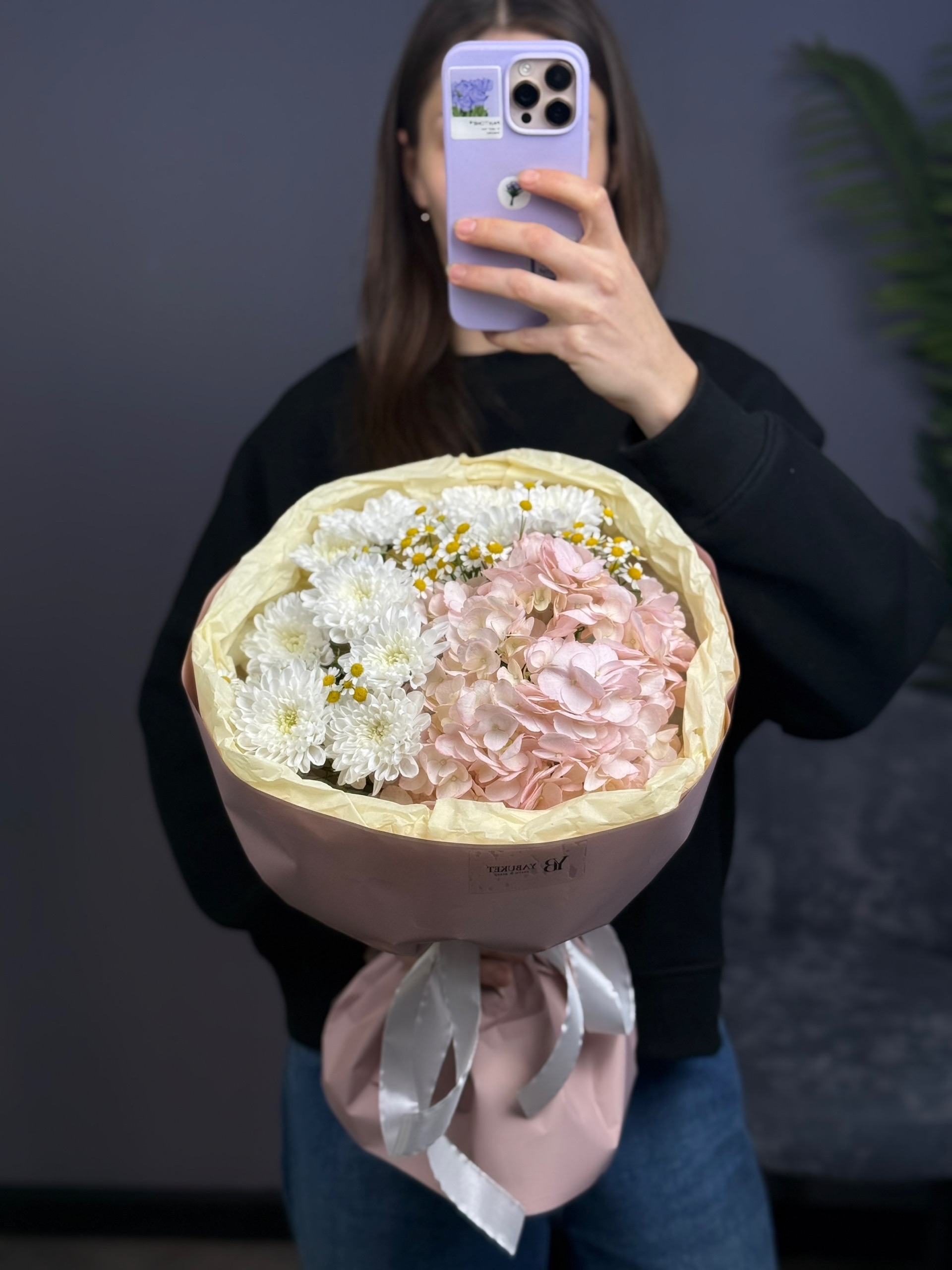 Нежный букет с хризантемой алтай и танацетумом
