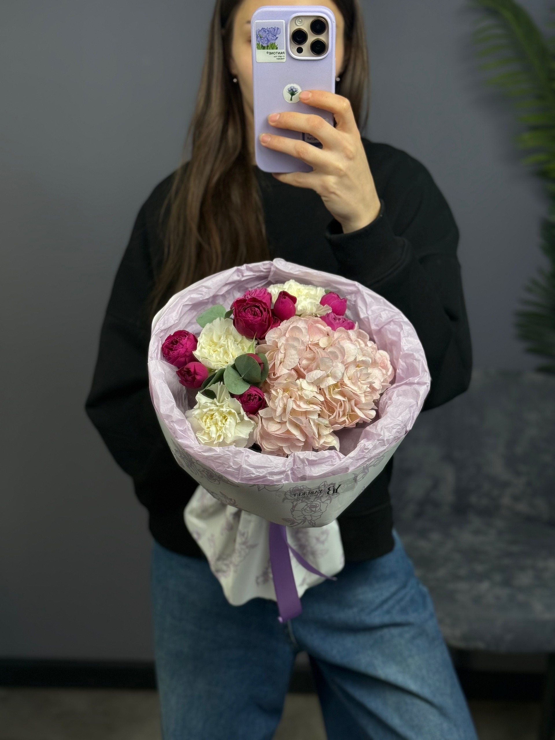 Сборный букет с гортензией, кустовыми розами и диантусами