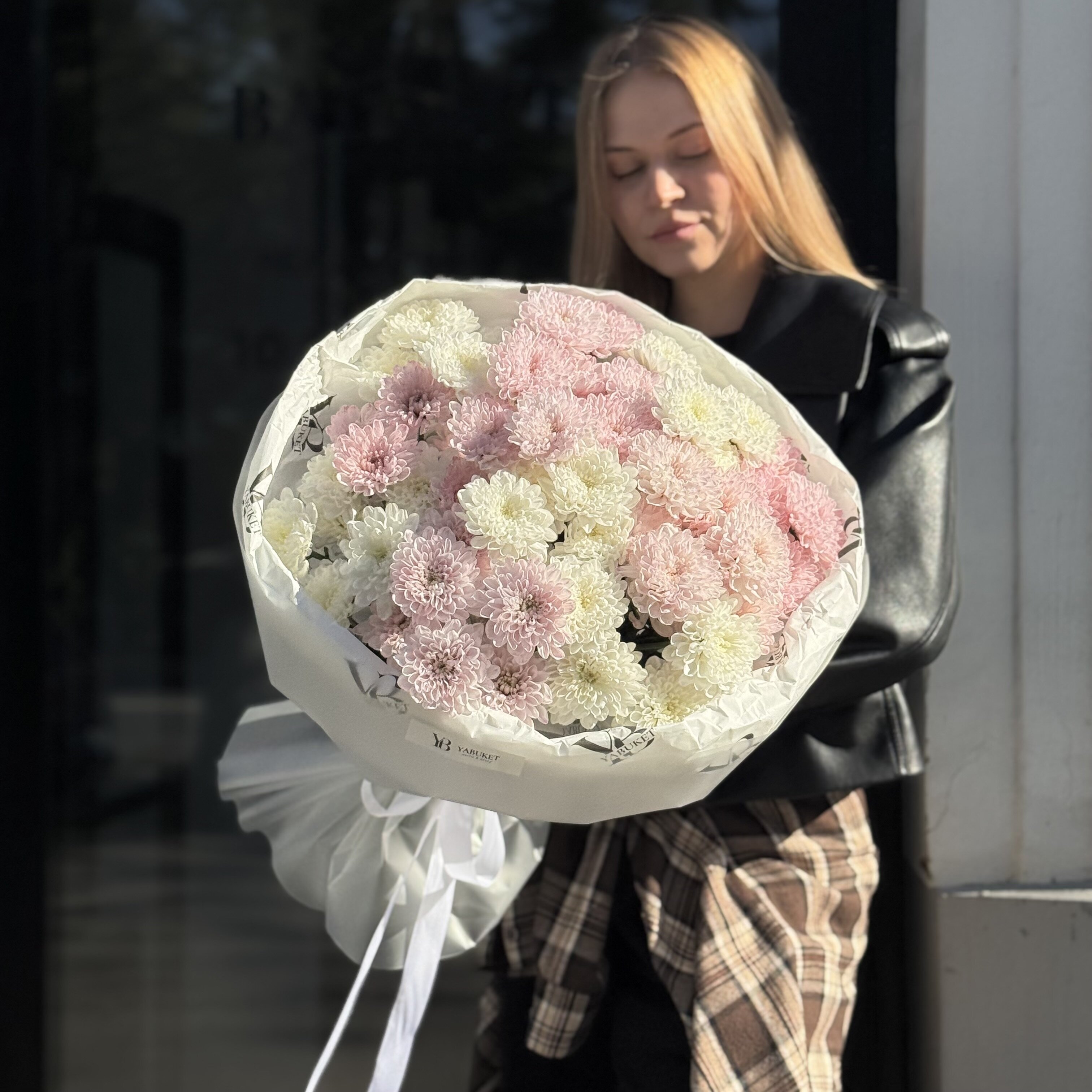 Монобукет из 11 розовых и белых кустовых хризантем Алтай
