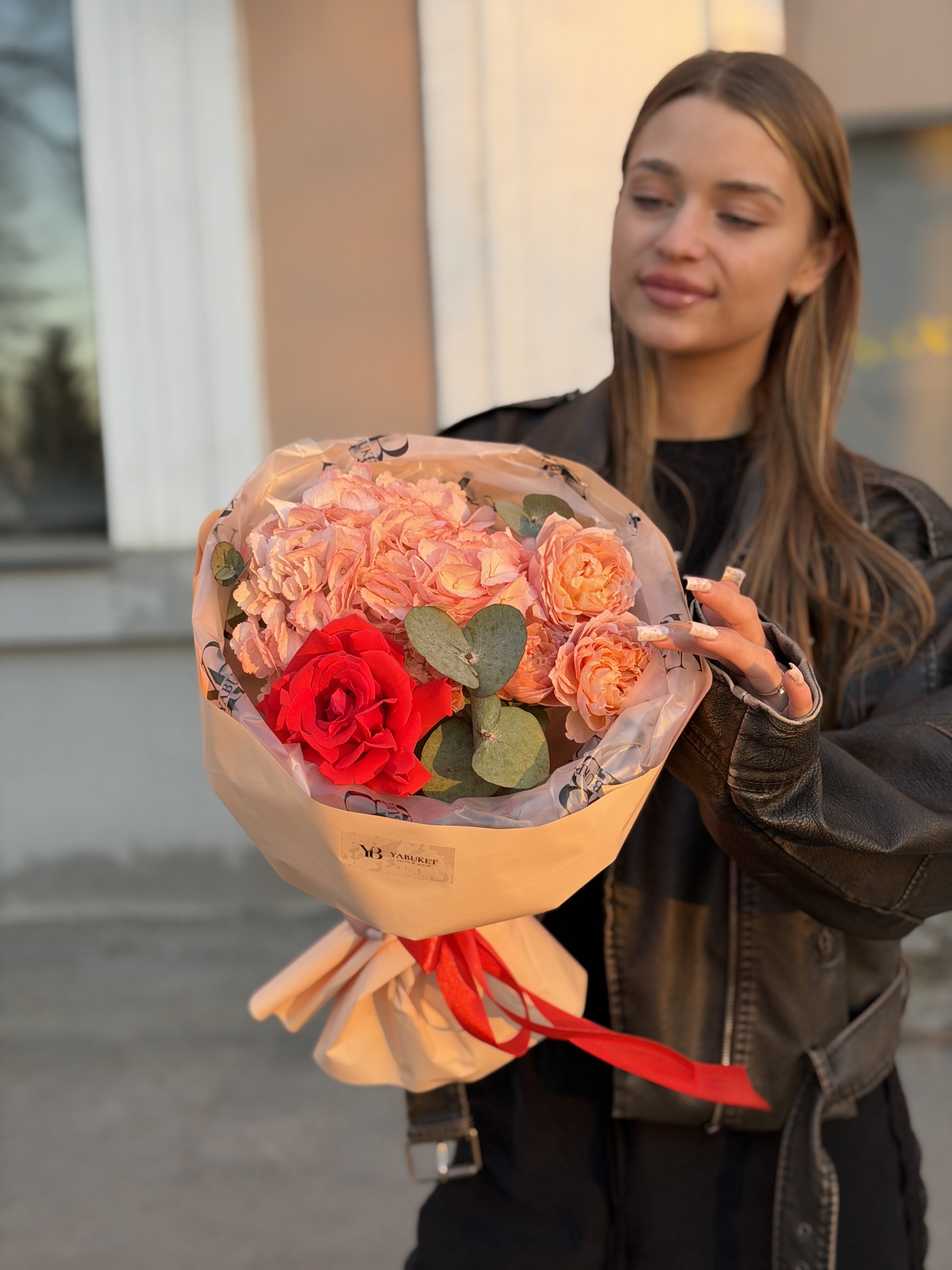 Кремовый букет с алой розой
