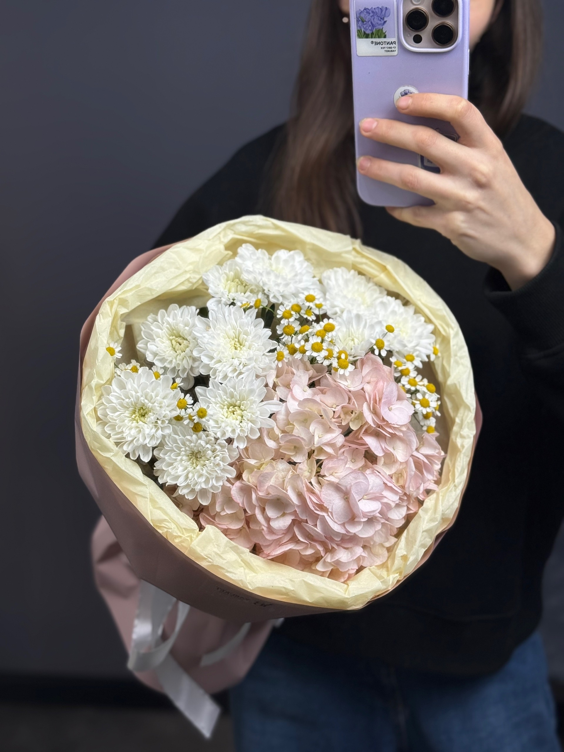 Нежный букет с хризантемой алтай и танацетумом