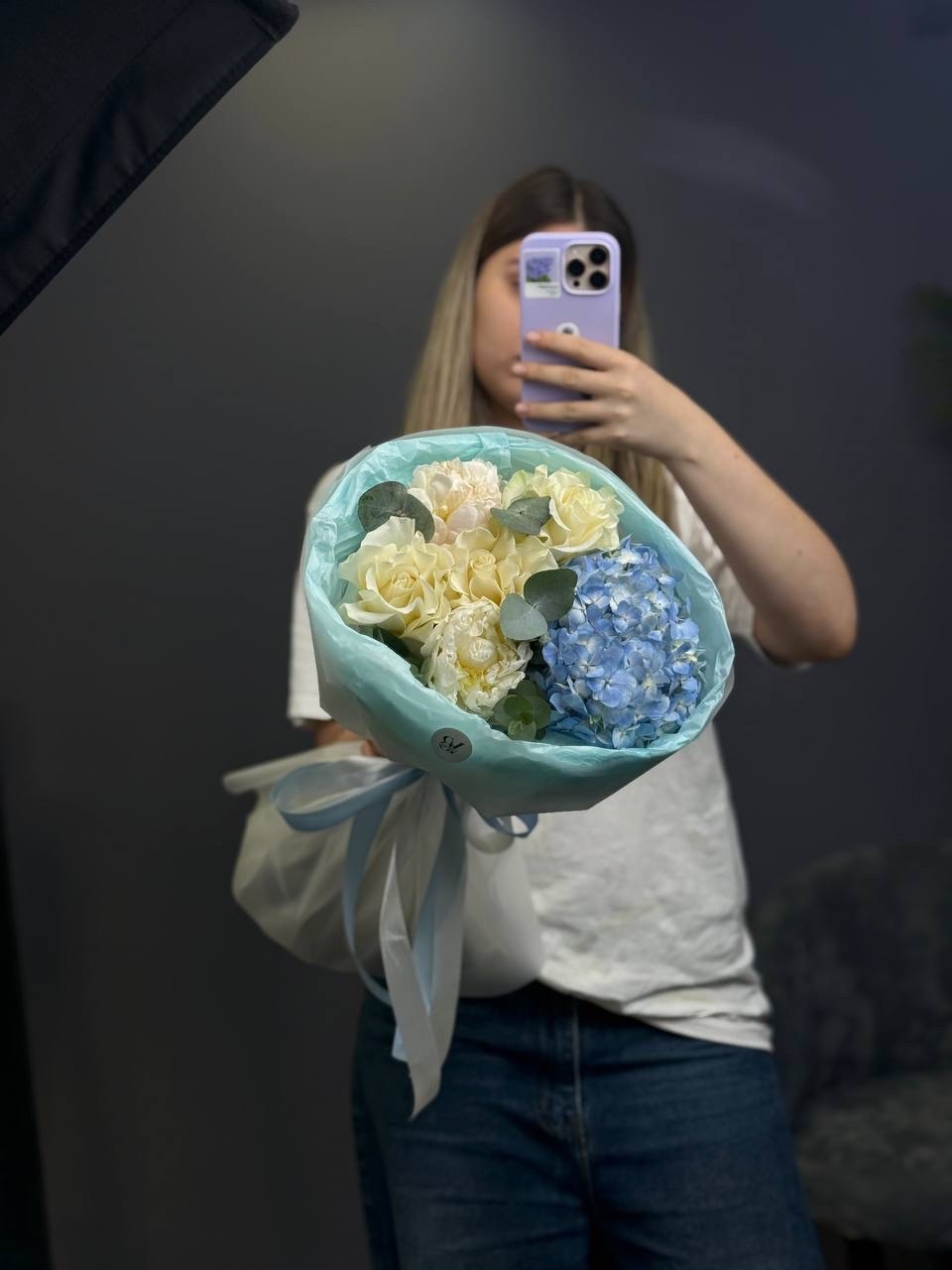 Нежный голубой букет с белыми пионами и французскими розами