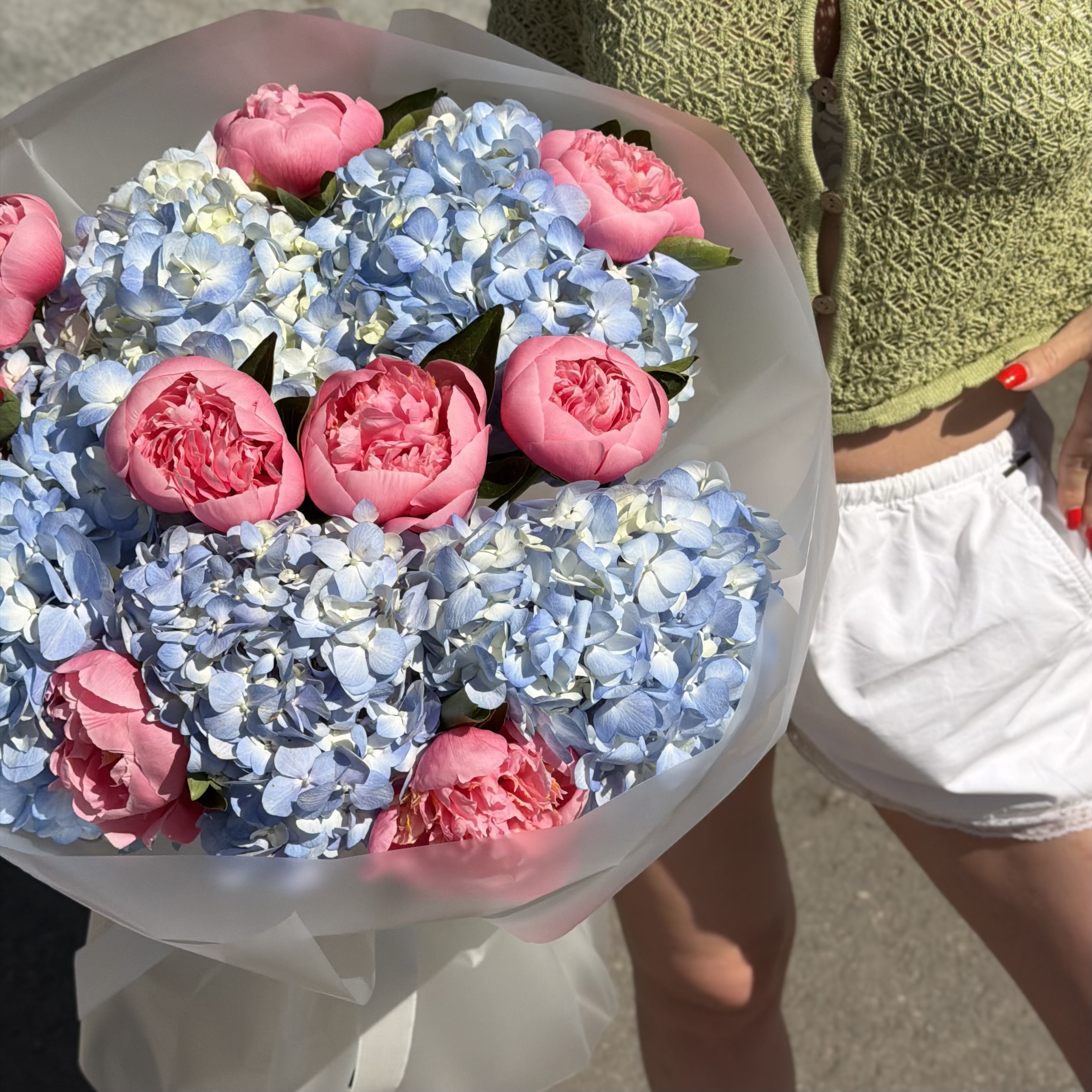 Трендовый букет с пионами и гортензиями