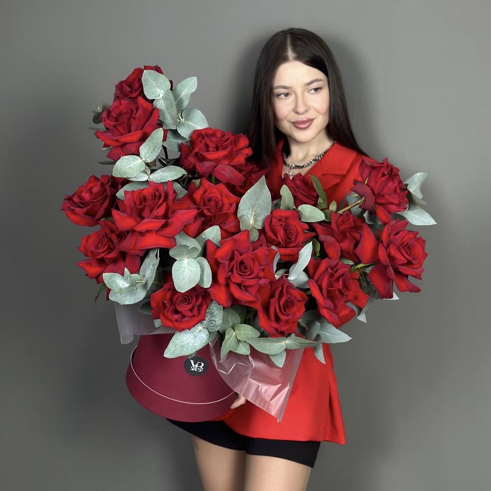 Композиция из 17 французских алых роз Эксплерер и эвкалипта в шляпной коробке