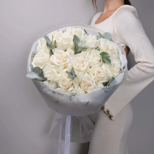 Монобукет из 15 белых пионовидных французских роз сорта Плайя Бланка с добавлением эвкалипта