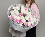 Букет из кустовых хризантем и диантусов