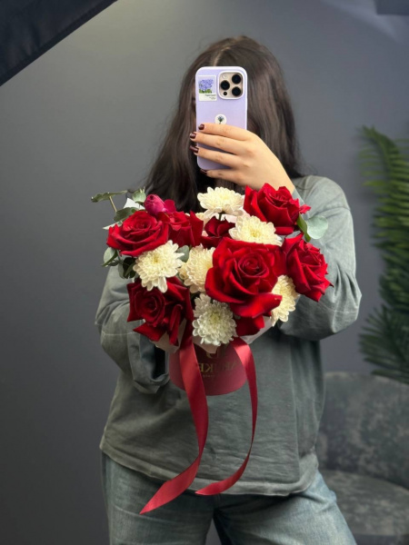 Композиция в французскими розами в бордовой коробке