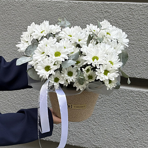 Композиция в джутовой сумке из ромашковых хризантем
