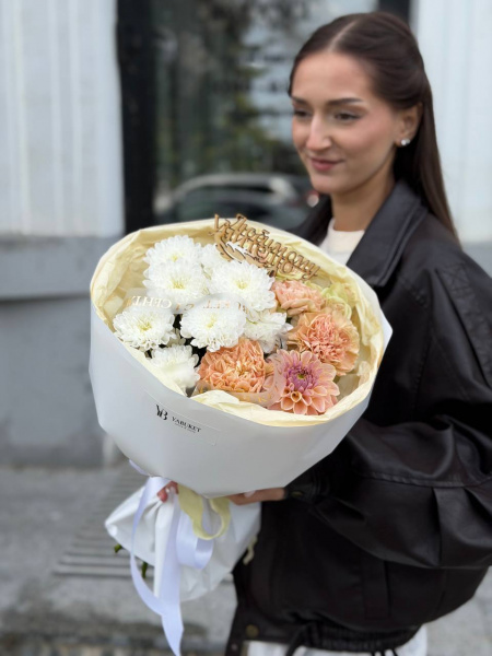 Сборный букет в кремовых оттенках