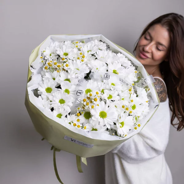 Букет из 9 белых кустовых ромашковых хризантем и 5 кустовых ромашек