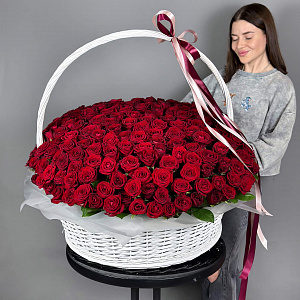Композиция в корзине из 201 красной розы
