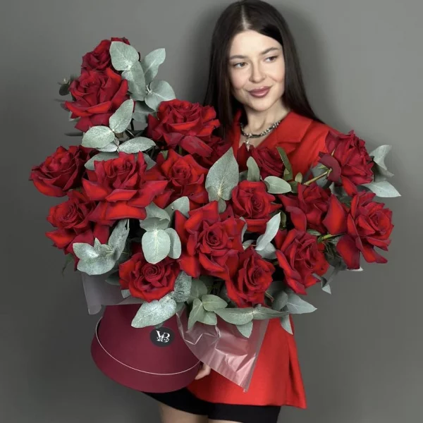 Композиция из 17 французских алых роз Эксплерер и эвкалипта в шляпной коробке