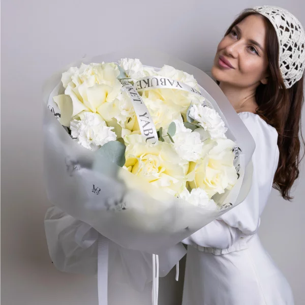 Сборный букет из 5 французских роз и 6 диантусов в белой цветовой гамме