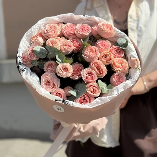 Монобукет из 5 нежных кустовых роз Свит Жизель