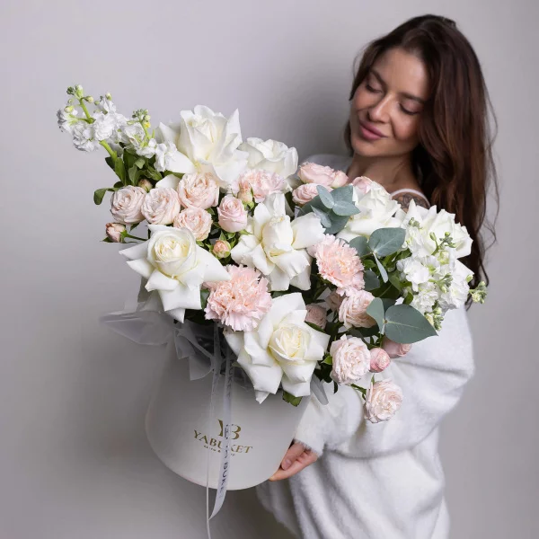 Нежная композиция в коробке в розовой цветовой гамме