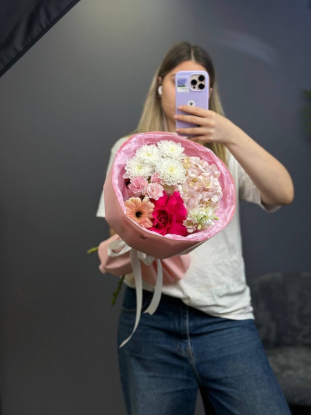 сборный букет с ярким акцентом