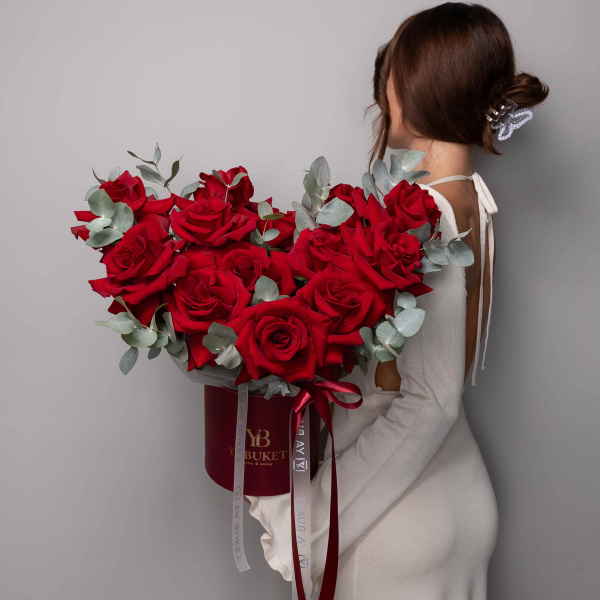Композиция из 11 алых французских роз Эксплорер и эвкалипта