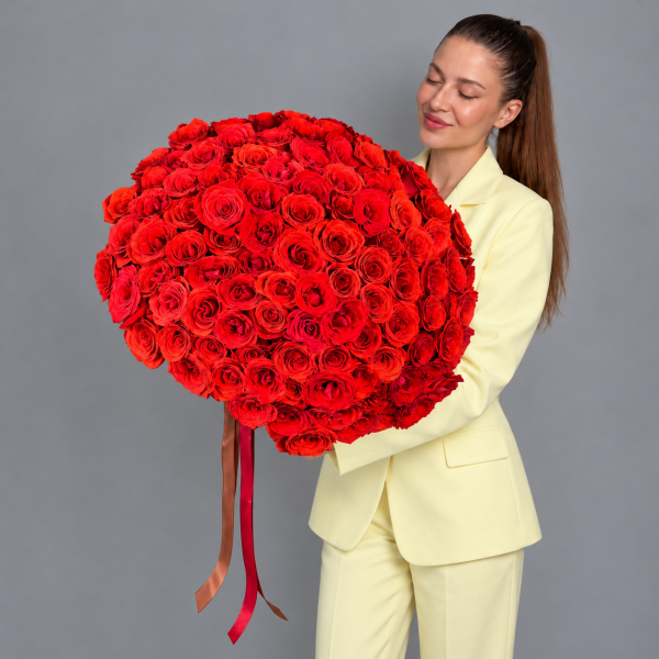 Монобукет из 101 алой розы сорта Нина