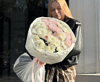 Монобукет из 7 розовых и белых кустовых хризантем Алтай
