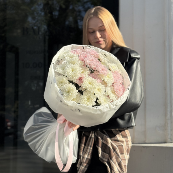 Монобукет из 7 розовых и белых кустовых хризантем Алтай