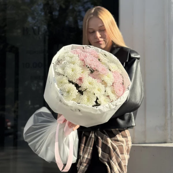 Монобукет из 7 розовых и белых кустовых хризантем Алтай
