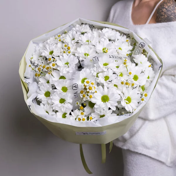 Букет из 9 белых кустовых ромашковых хризантем и 5 кустовых ромашек