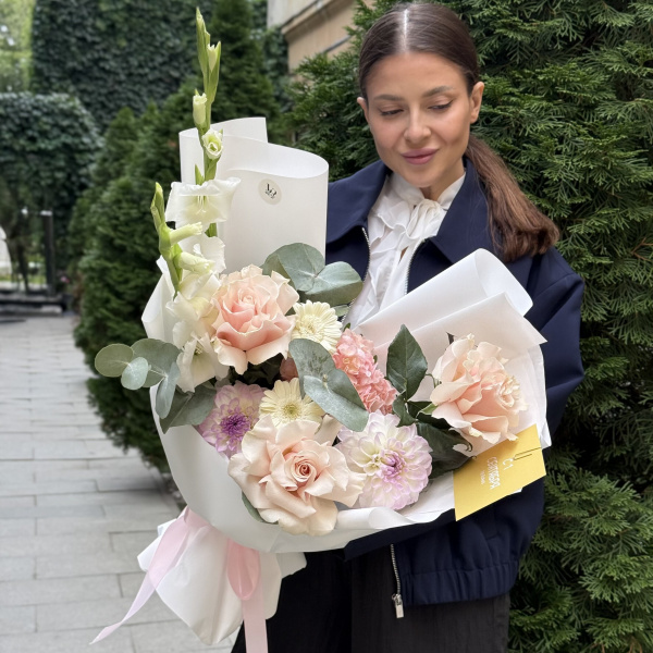 Нежный осенний букет в бело-розовой цветовой гамме.
