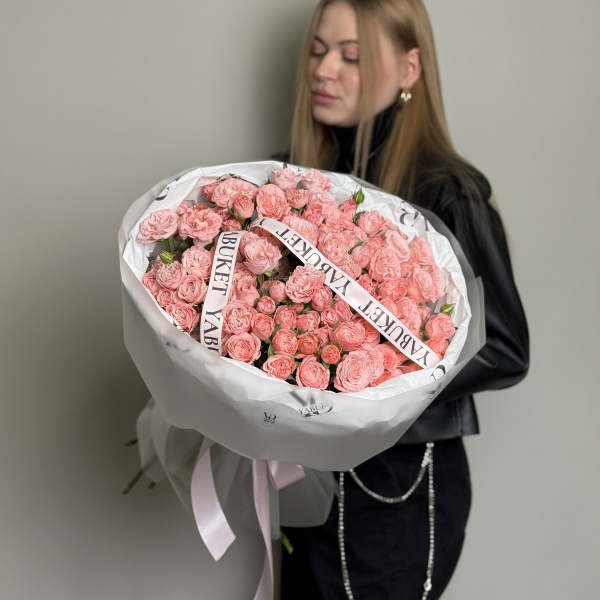Монобукет из 25 ярко-розовых пионовидных кустовых роз