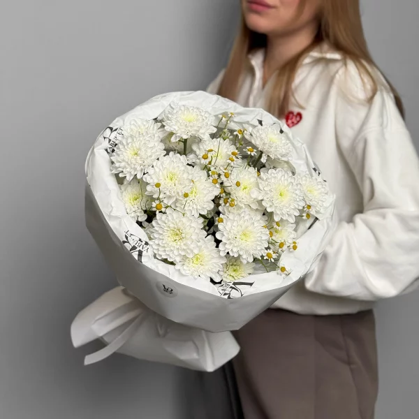 Букет из 3 белых кустовых хризантем Алтай и кустовых ромашек Танацетум
