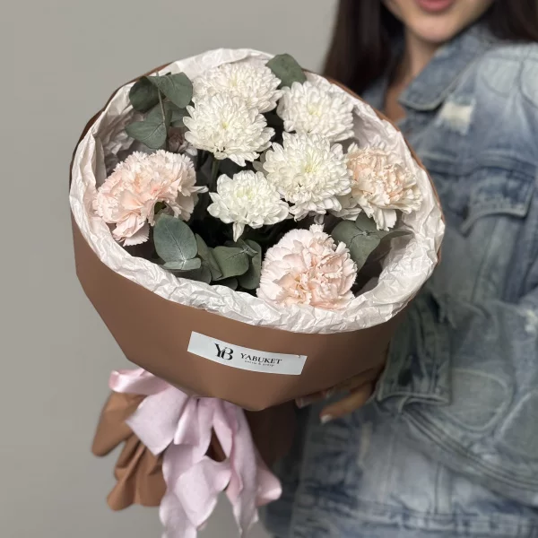 Букет-комплимент из хризантем Алтай и диантусов