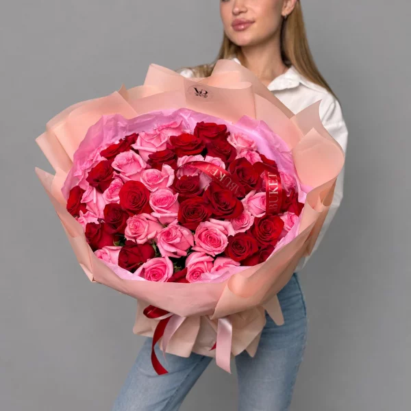 Микс букет из 51 красных и розовых роз