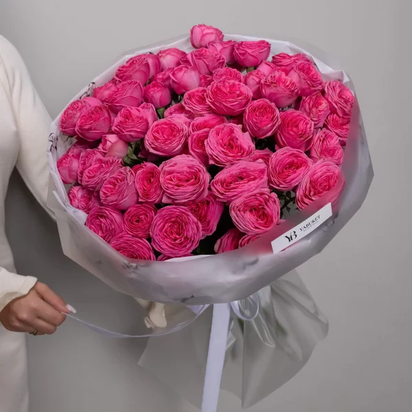 Монобукет из 15 пионовидных кустовых роз Жизель