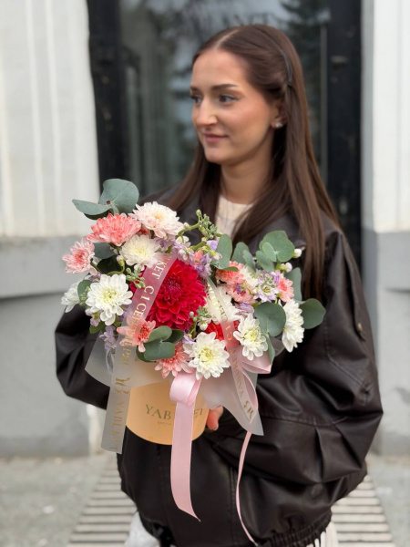 сборная композиция с красным георгином