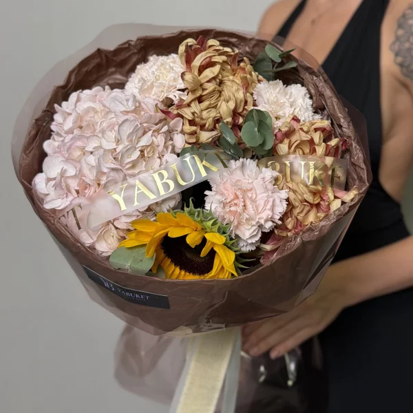 Кофейный сборный букет с сезонными цветами
