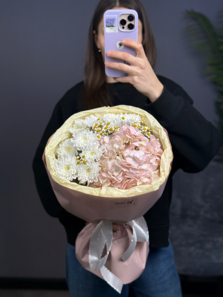 Нежный букет с хризантемой алтай и танацетумом