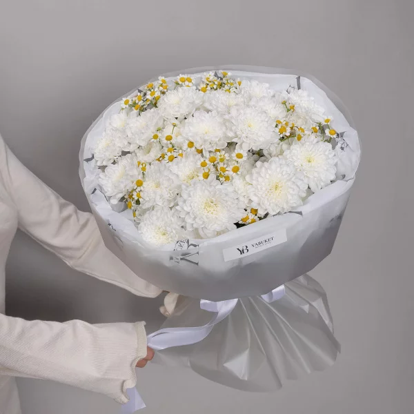 Букет из 6 белых кустовых хризантем Алтай и 5 кустовых ромашек Танацетум