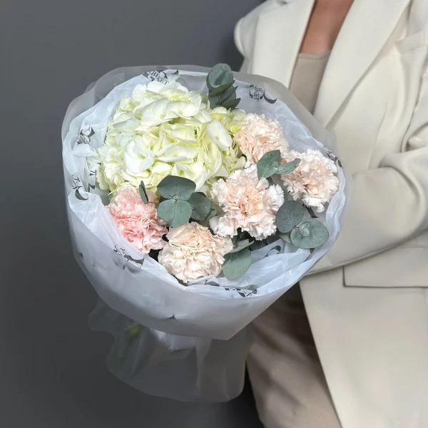 Нежный букет из диантусов и гортензии