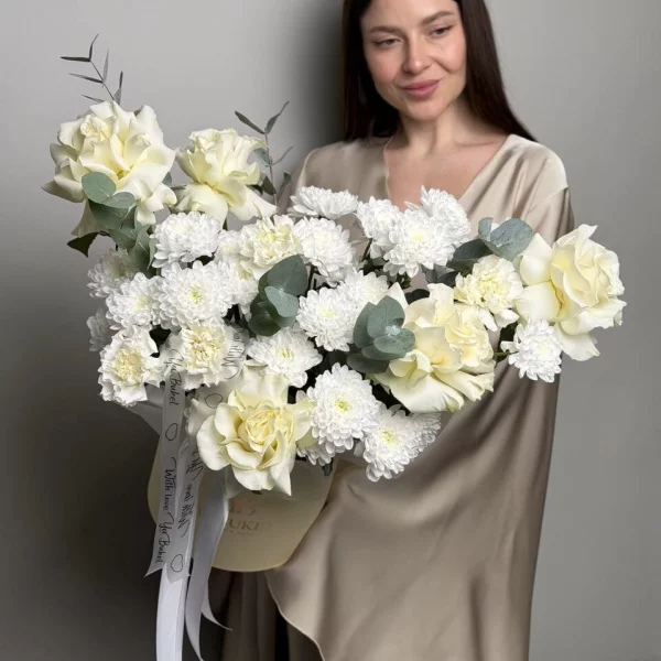 Нежная композиция в коробке в белой цветовой гамме