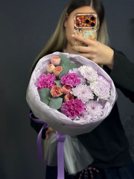 Ажурный букет в сиреневых оттенках с кустовой розой