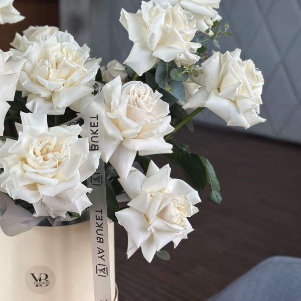 Композиция из 17 французских белых роз Плайя Бланка и эвкалипта в шляпной коробке