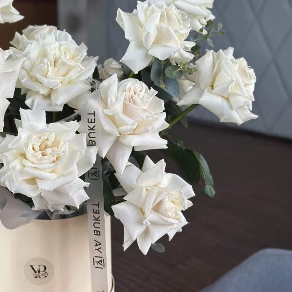 Композиция из 17 французских белых роз Плайя Бланка и эвкалипта в шляпной коробке