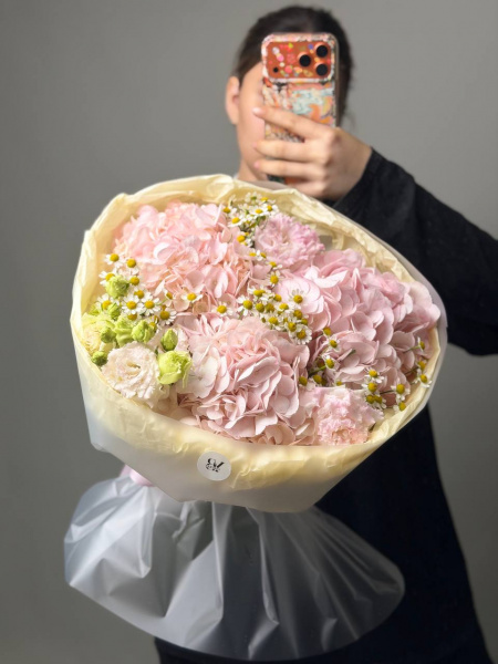 Сливочный букет с нежной эустомой и полевой ромашкой