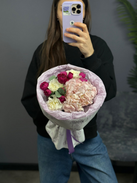Сборный букет с гортензией, кустовыми розами и диантусами