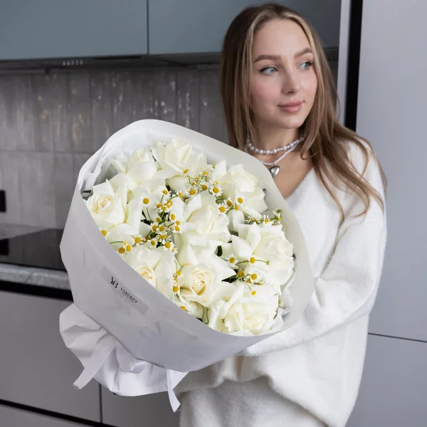 Букет из 9 белых французских роз Плайя Бланка и 5 кустовых ромашек