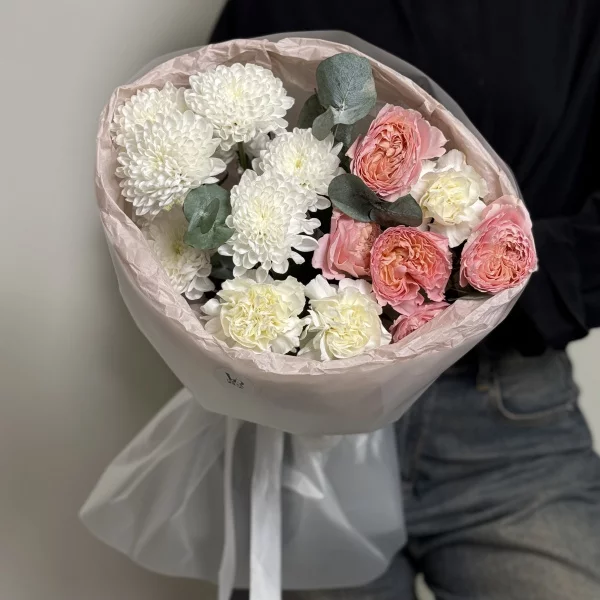 Персиковый букет их стойких цветов и кустовой розы Джульетта