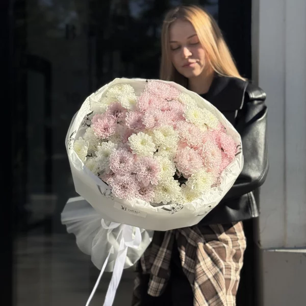 Монобукет из 11 розовых и белых кустовых хризантем Алтай