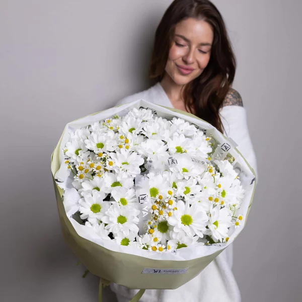 Букет из 9 белых кустовых ромашковых хризантем и 5 кустовых ромашек