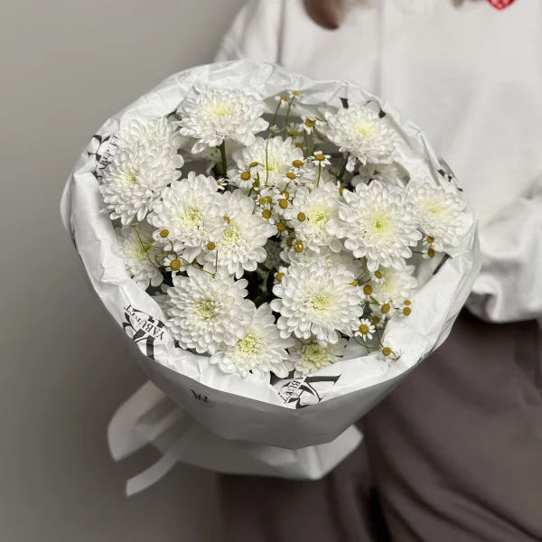 Букет из 3 белых кустовых хризантем Алтай и кустовых ромашек Танацетум